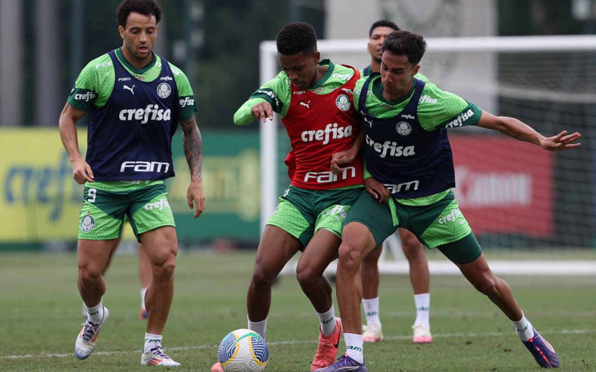 Os jogadores Felipe Anderson, Estêvão e Vitor Reis (E/D), da SE Palmeiras, durante treinamento, na Academia de Futebol. (Foto: Cesar Greco/Palmeiras/by Canon)