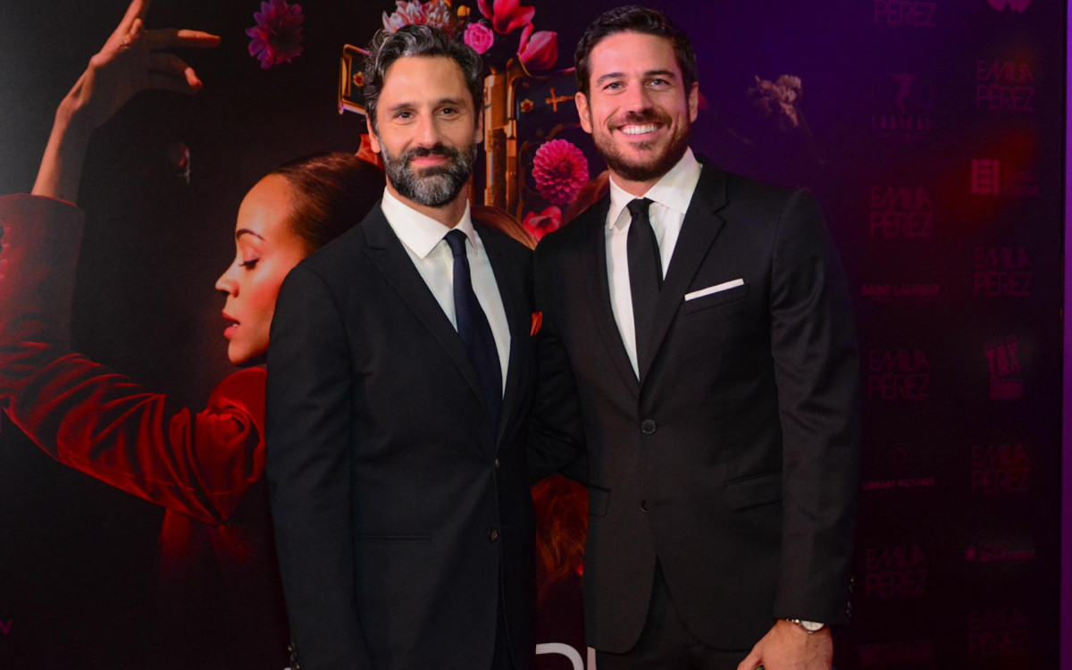 Marco Pigossi acompanhado do marido