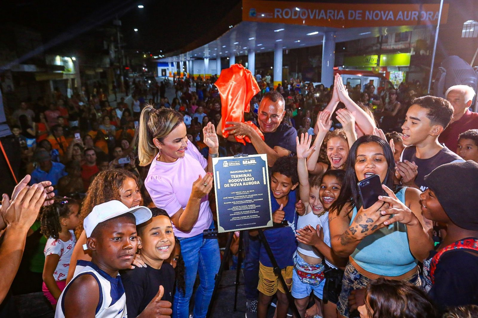 Prefeito Waguinho e deputada Daniela do Waguinho descerram a placa de inaugura&ccedil;&atilde;o da rodovi&aacute;ria - Rafael Barreto/PMBR