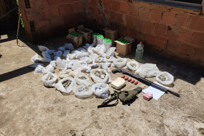PM apreende drogas e espingarda no Independência