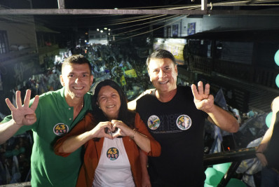 Comício de Magdala e Léo Mendes reúne multidão no Jardim Esperança, em Cabo Frio