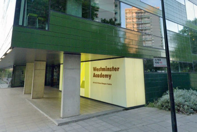 Homem é preso suspeito de atacar jovens com ácido em escola na Inglaterra