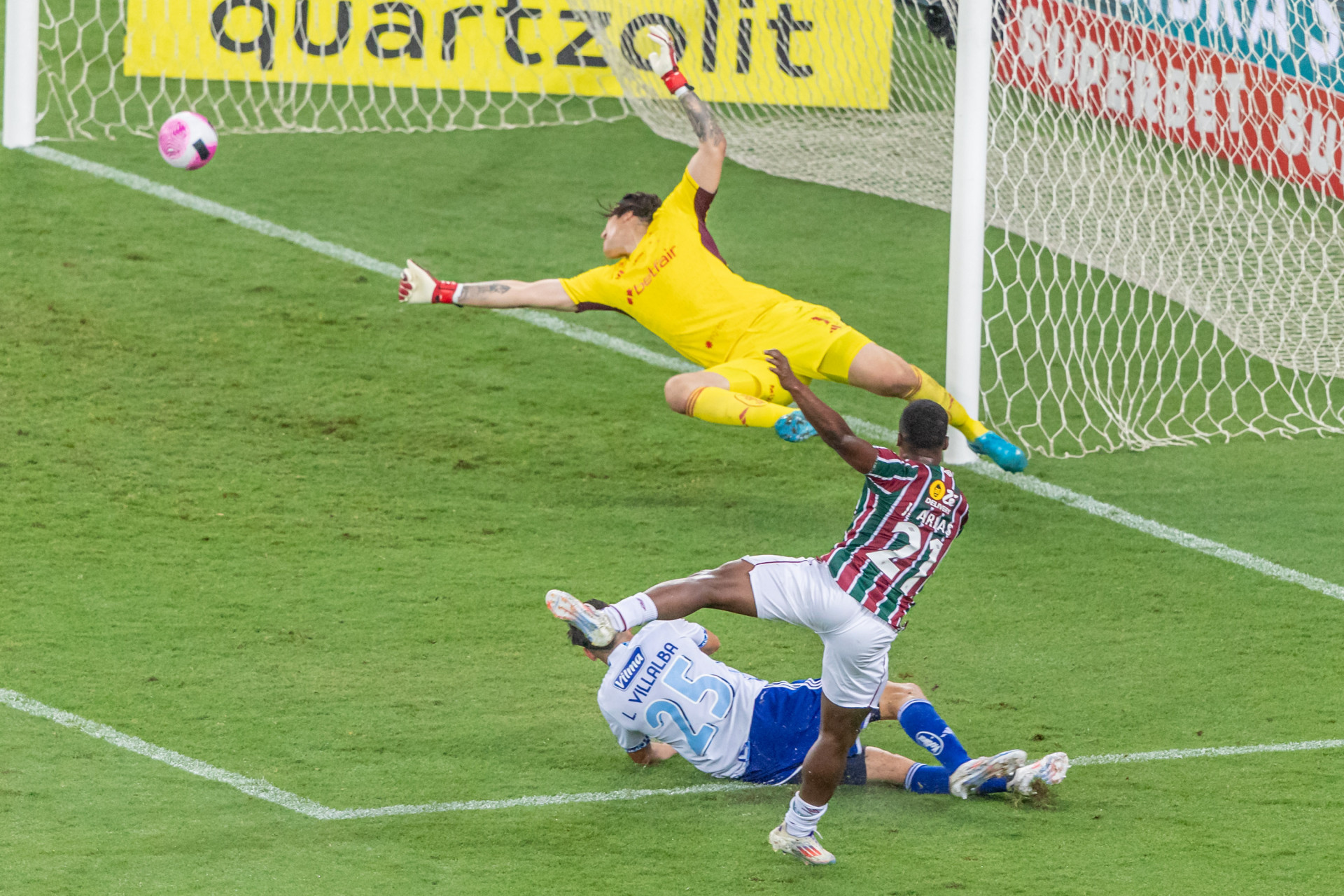 Momento em que Arias faz o gol da vit&oacute;ria do Fluminense sobre o Cruzeiro - Maga JR/Ag&ecirc;ncia F8/Estad&atilde;o Conte&uacute;do