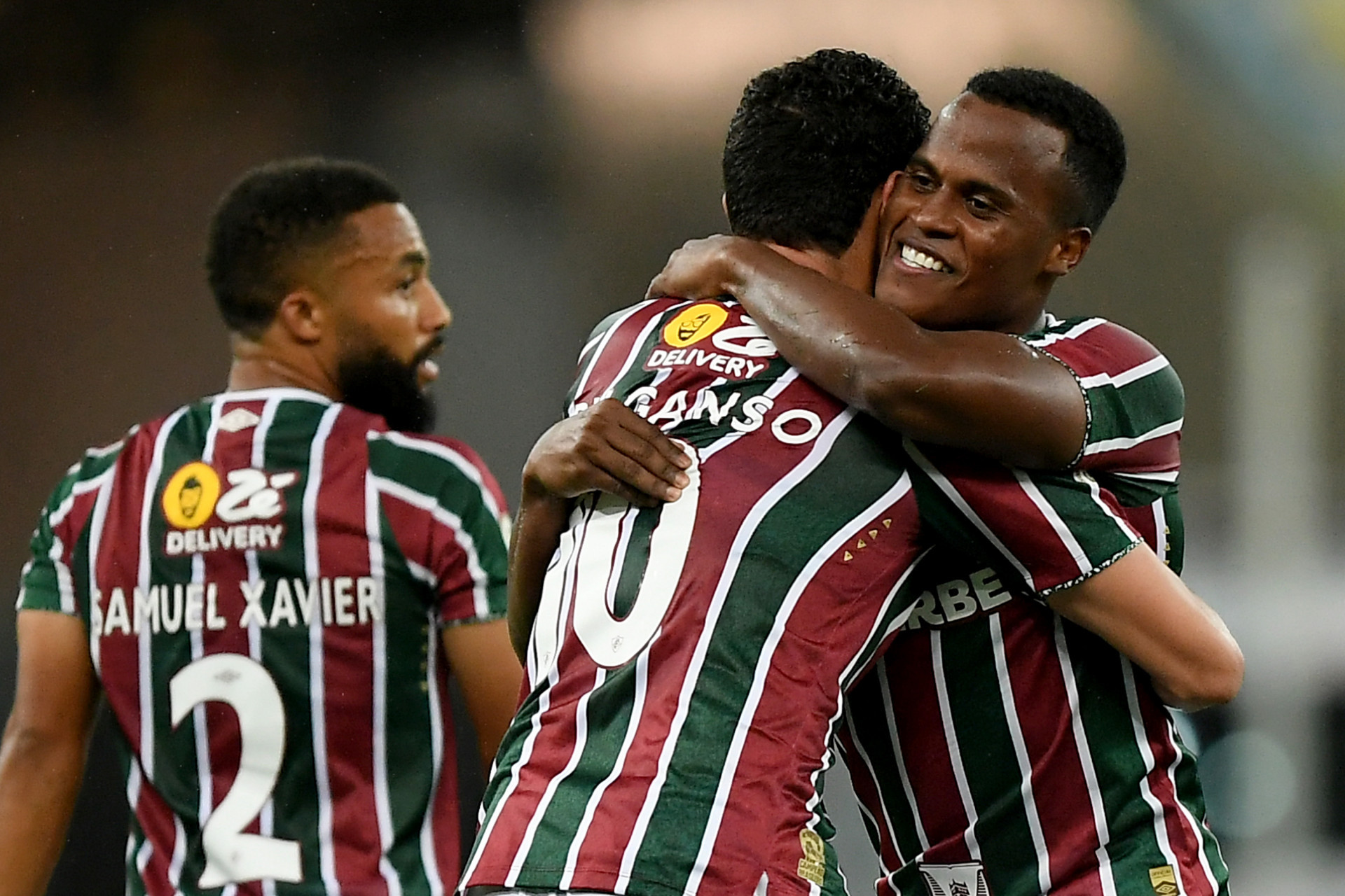 Arias abra&ccedil;a Ganso ap&oacute;s gol do Fluminense - Andr&eacute; Fabiano/C&oacute;digo19/Estad&atilde;o Conte&uacute;do
