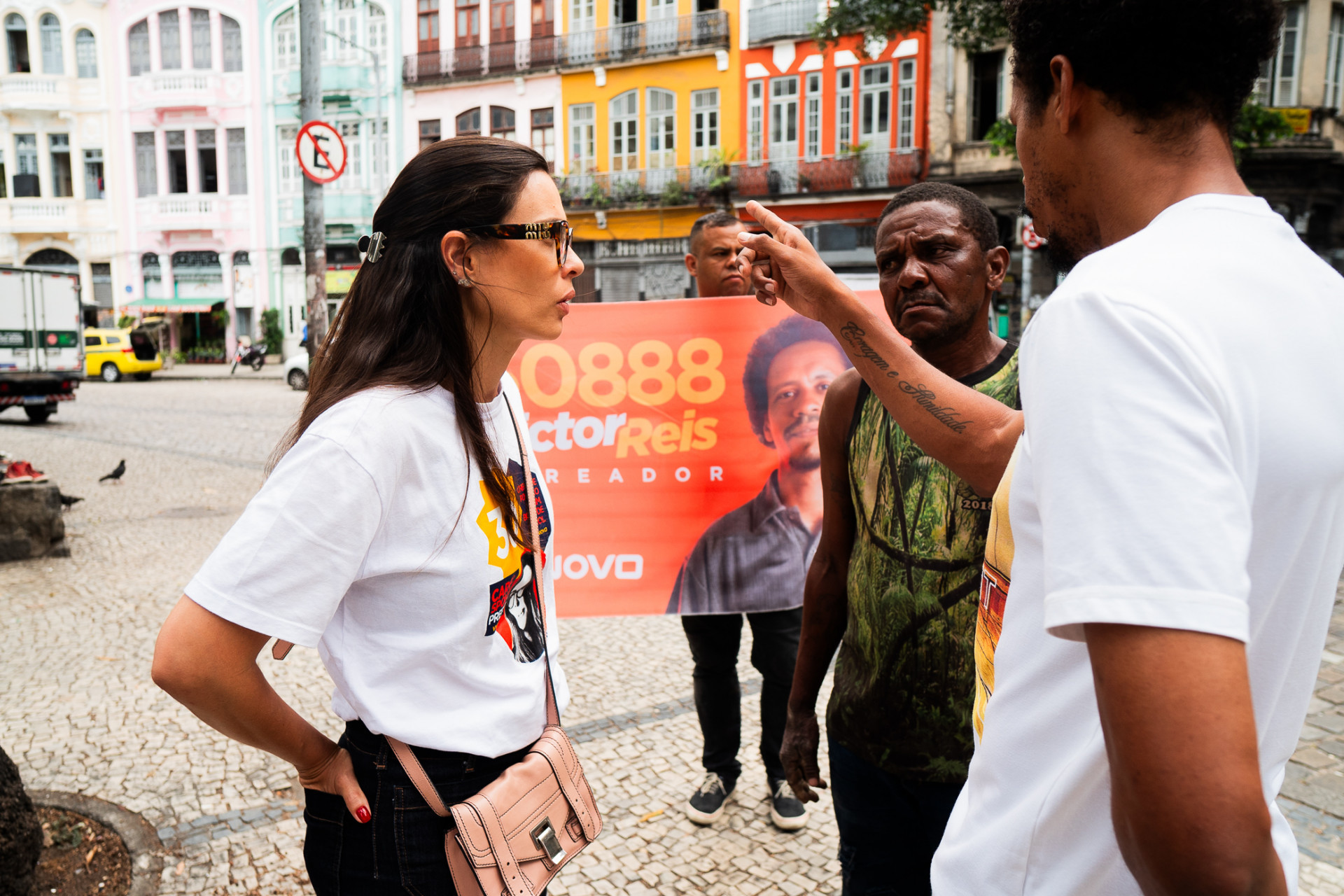 Carol Sponza (Novo) fez uma caminhada na Praça Cruz Vermelha para conversar com eleitores - Divulgação