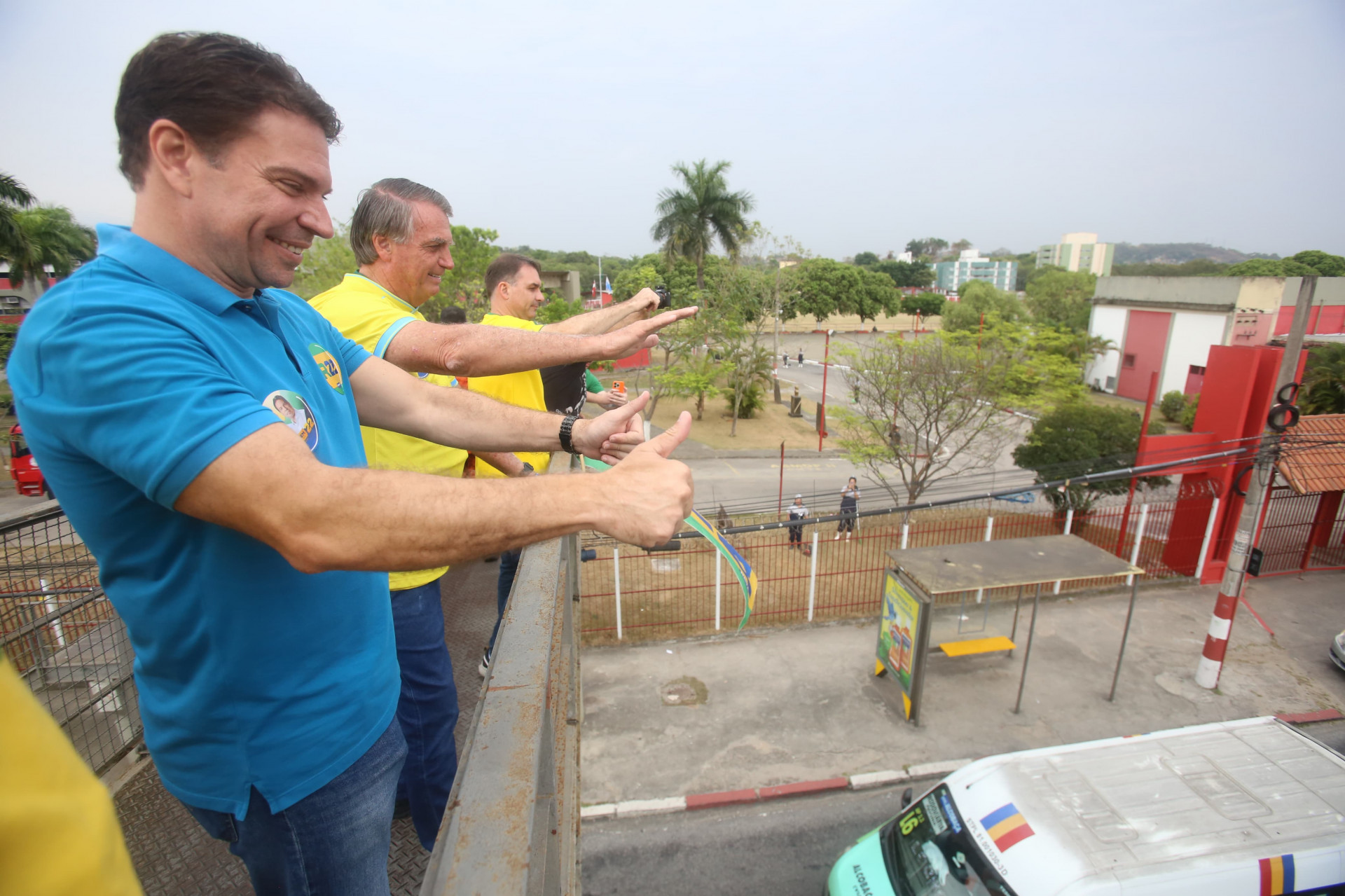 Ao lado de Jair Bolsonaro, Alexandre Ramagem se encontrou com eleitores em visita à Avenida Brasil
 - Divulgação