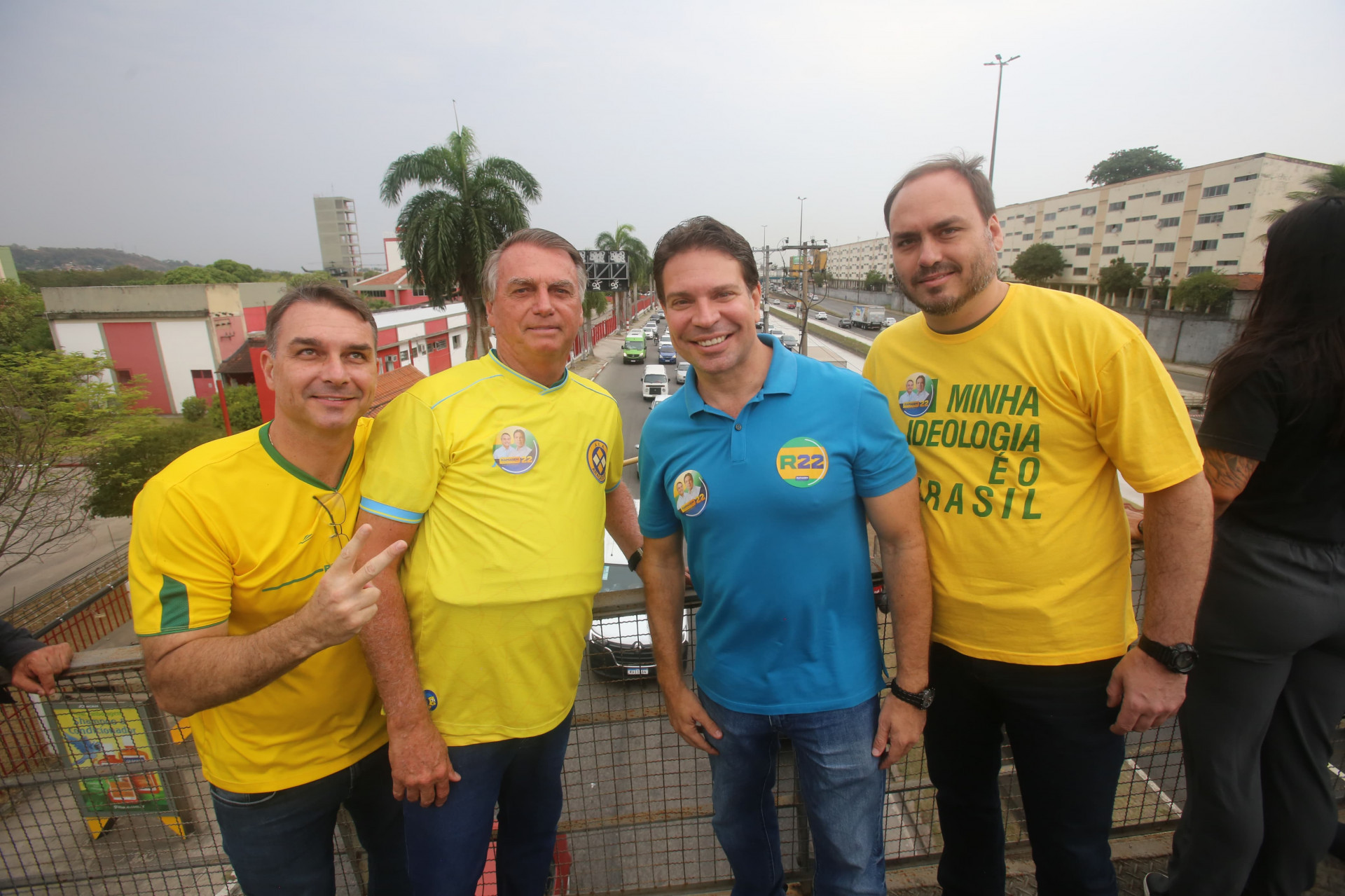 Ao lado de Jair Bolsonaro, Alexandre Ramagem se encontrou com eleitores em visita à Avenida Brasil
 - Divulgação