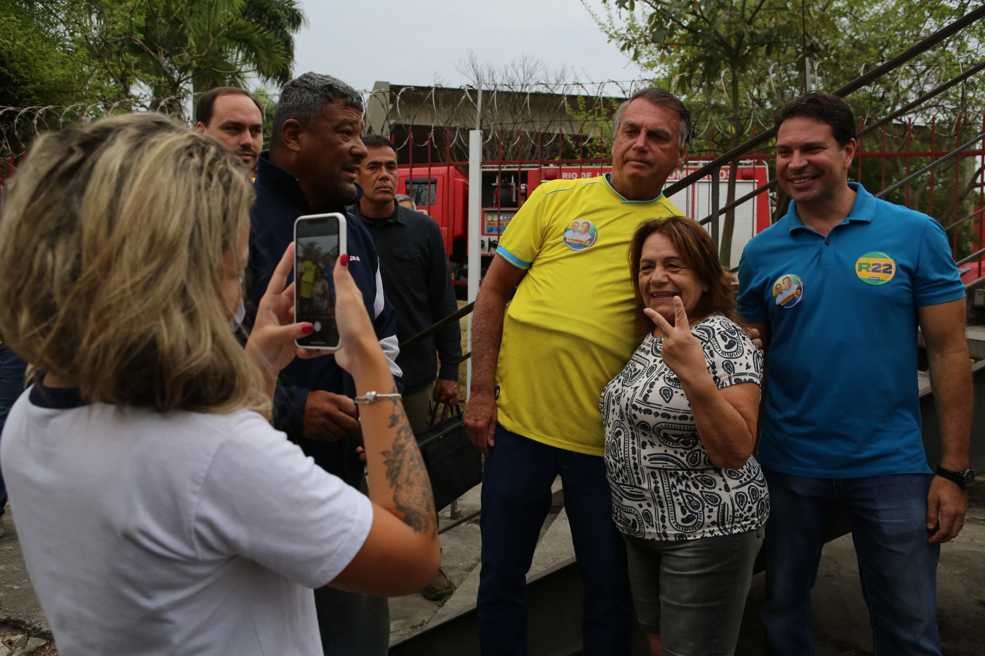 Ao lado de Jair Bolsonaro, Alexandre Ramagem se encontrou com eleitores em visita à Avenida Brasil
 - Divulgação