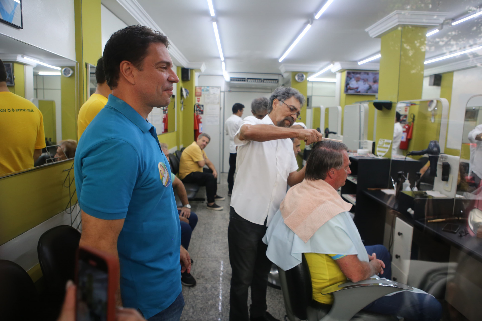 Ao lado de Jair Bolsonaro, Alexandre Ramagem se encontrou com eleitores em visita à Avenida Brasil
 - Divulgação