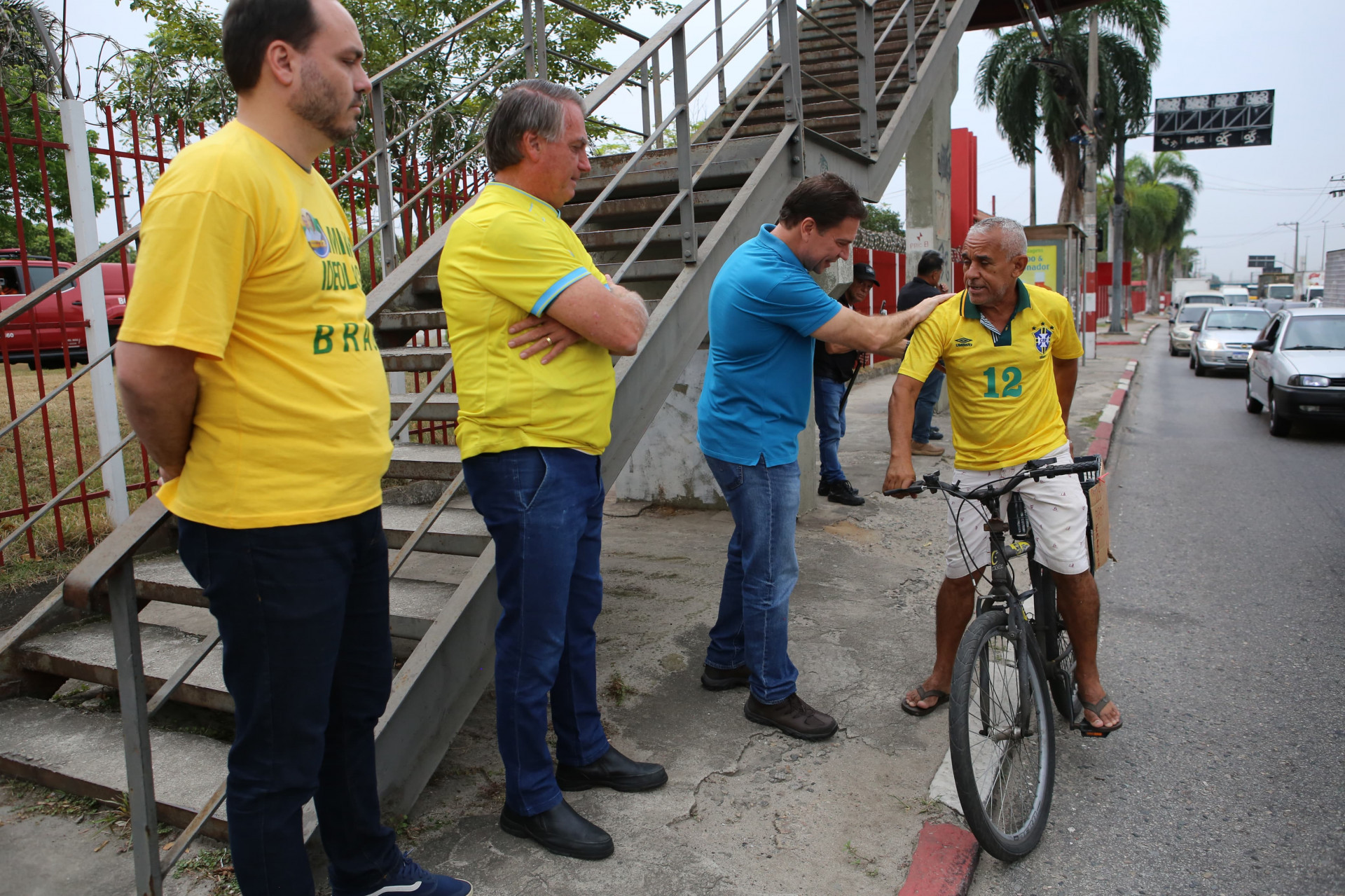 Ao lado de Jair Bolsonaro, Alexandre Ramagem se encontrou com eleitores em visita à Avenida Brasil
 - Divulgação