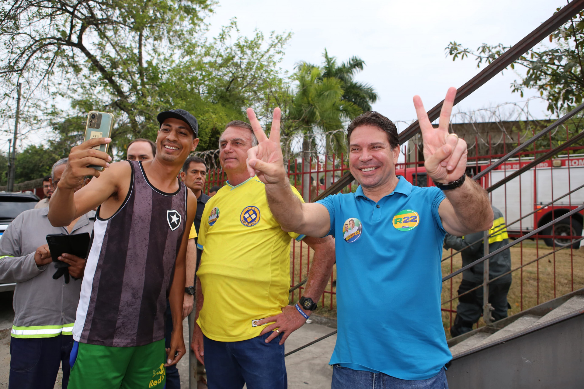 Ao lado de Jair Bolsonaro, Alexandre Ramagem se encontrou com eleitores em visita à Avenida Brasil
 - Divulgação
