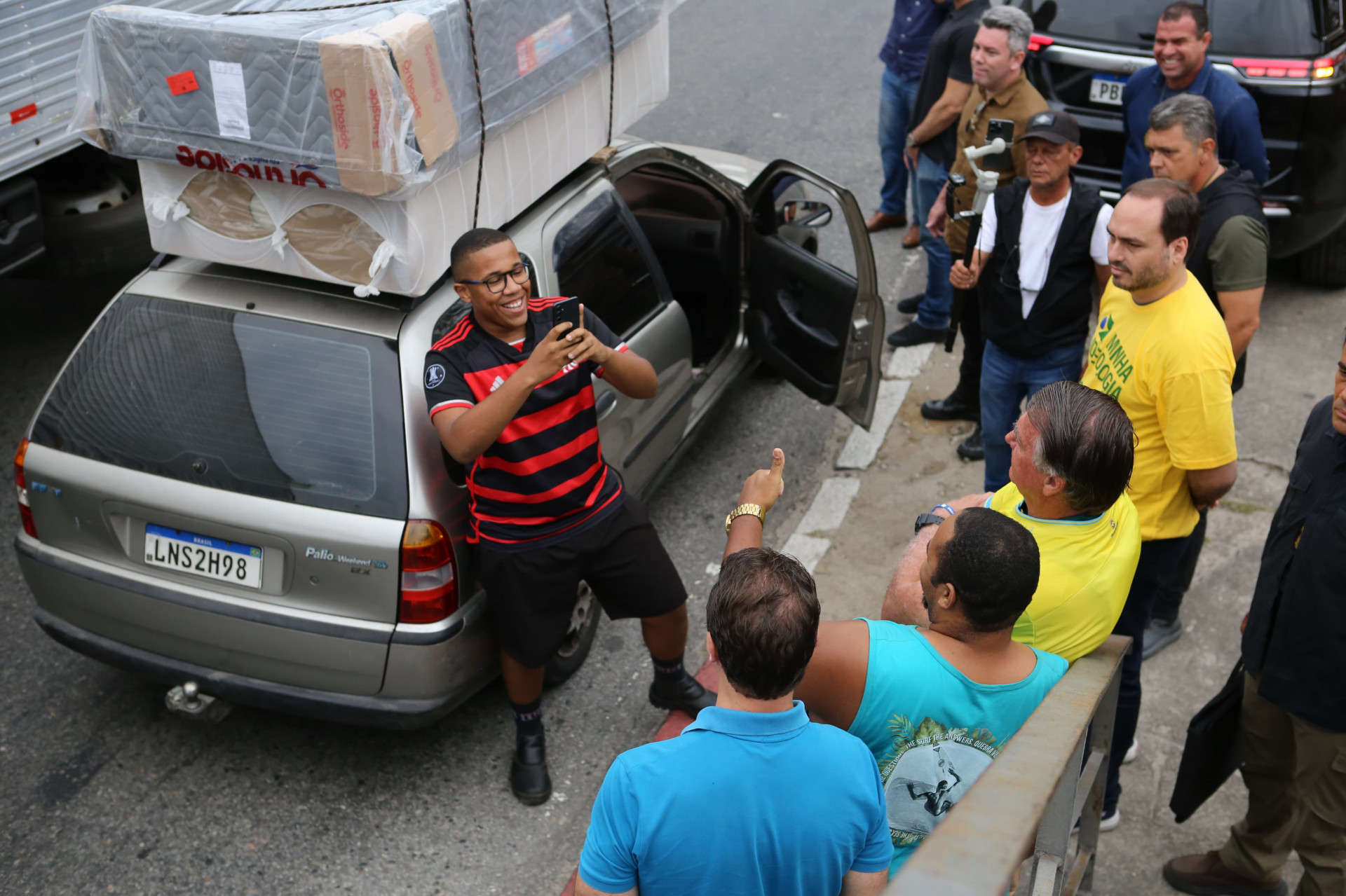 Ao lado de Jair Bolsonaro, Alexandre Ramagem se encontrou com eleitores em visita à Avenida Brasil
 - Divulgação