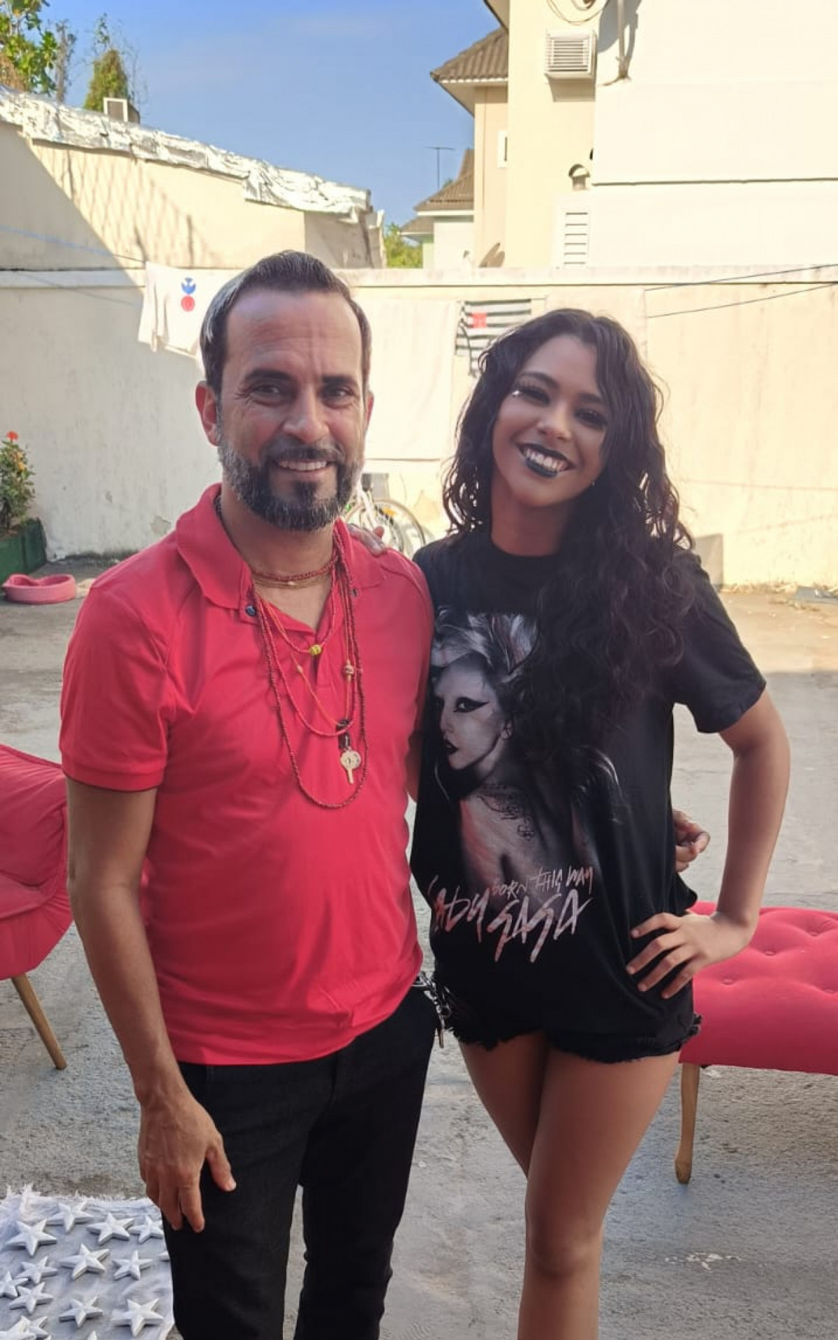 A cantora Wenny Isa cumprimentando o carnavalesco Cristiano Bara