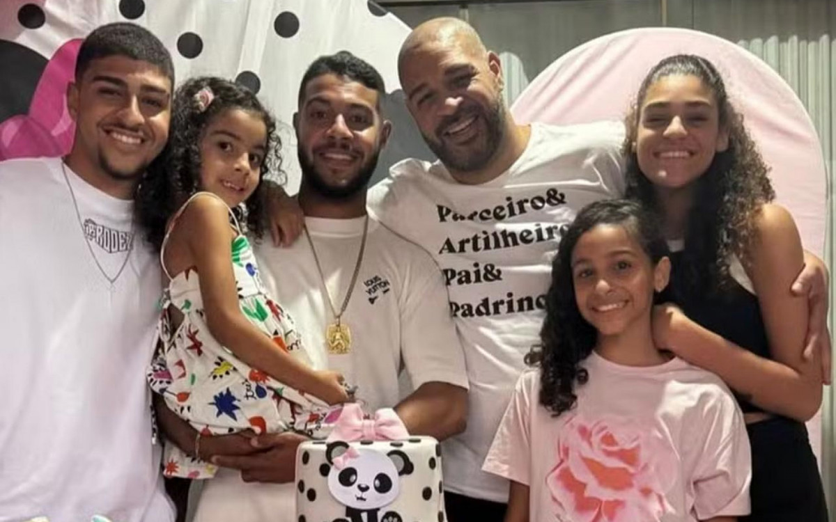 Adriano Imperador reúne família e &#8216;quebra&#8217; web com semelhança