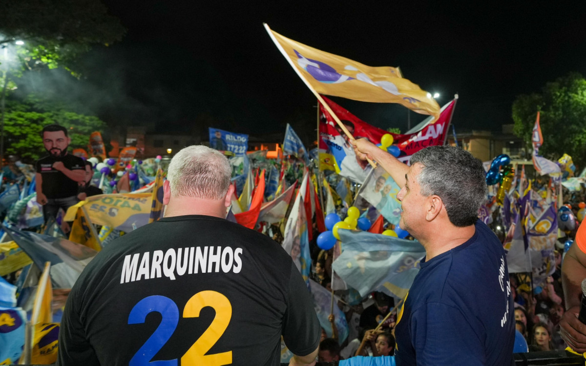 O comício de encerramento da campanha de Ramon Gidalte e Marquinhos reuniu um grande público em Casimiro de Abreu, evidenciando a participação cidadã no processo eleitoral