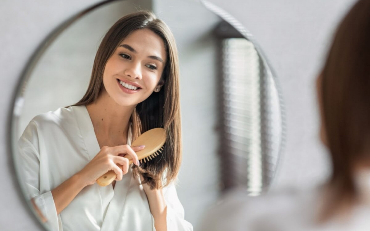 O tempo seco e a poluição do ar podem prejudicar o cabelo (Imagem: Prostock-studio | Shutterstock)