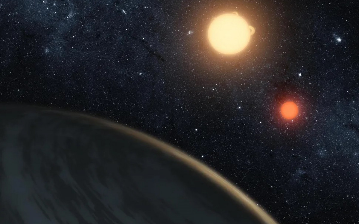 O Kepler-16b é o único conhecido que orbita duas estrelas ao mesmo tempo, assim como o planeta fantasioso de Tatooine, da franquia Star Wars. No entanto, como este enorme planeta tem uma superfície gasosa semelhante à de Saturno, seria improvável abrigar qualquer espécie de vida. Ele está a cerca de 200 anos-luz do sol
