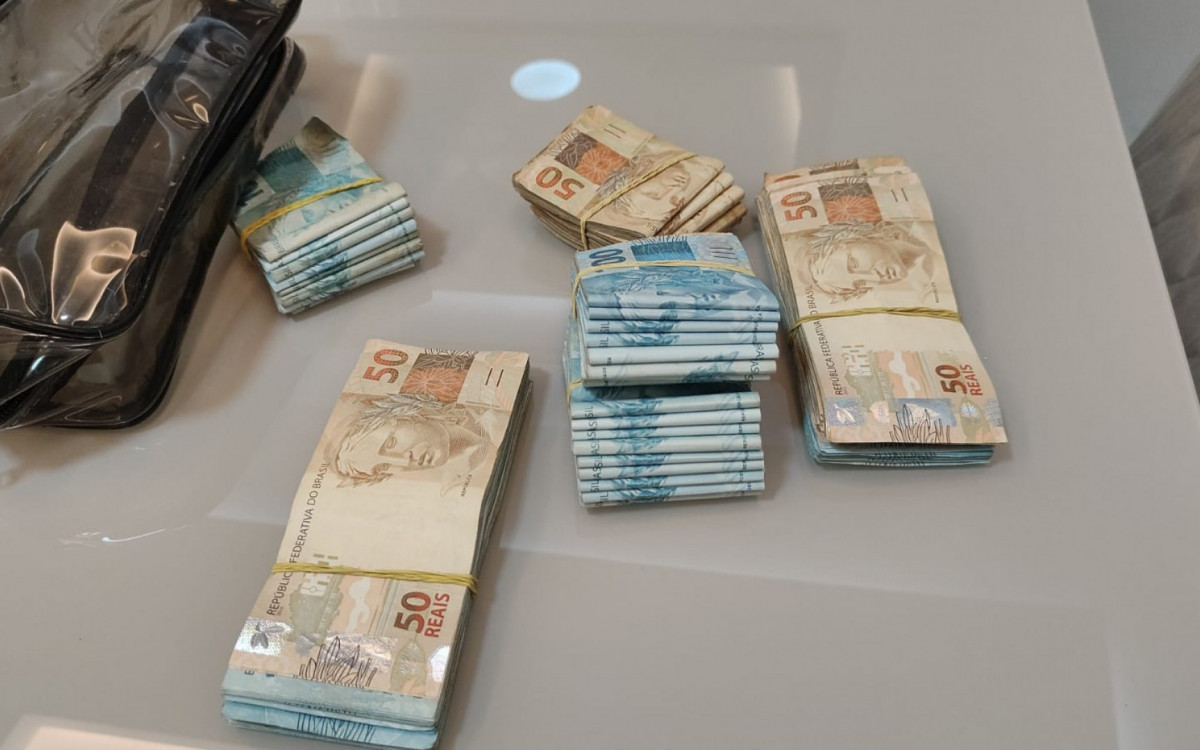 Também foi encontrada grande quantia em dinheiro com o preso