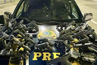PRF flagra casal com 28 pistolas e 59 carregadores em rodovia no Paraná