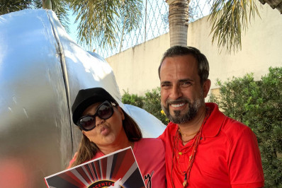 Rainha de Bateria Darlin Ferrattry recebe figurino luxuoso do Carnaval 2025 da Inocentes de Belford Roxo