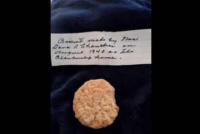 Mulher encontra biscoito de 84 anos com recado no freezer da mãe morta