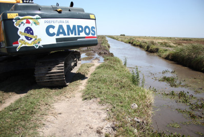 Limpeza de canais visa reduzir riscos de alagamentos e facilitar irrigação