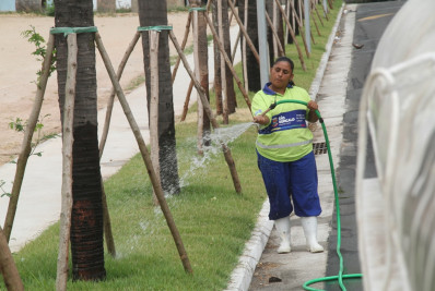 Prefeitura realiza a manutenção constante dos canteiros da cidade