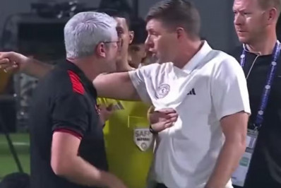 Odair Hellmann discute com Gerrard em jogo do Campeonato Saudita