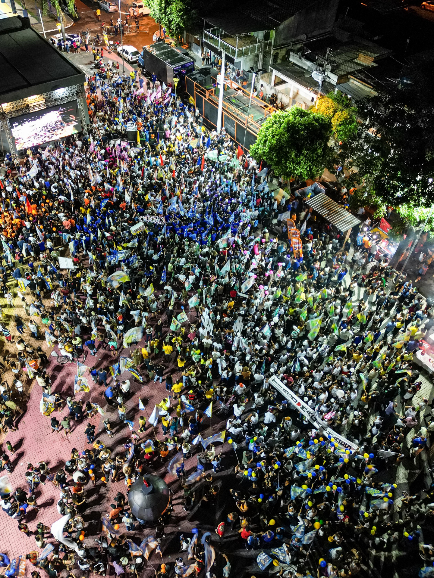 O com&iacute;cio de encerramento da campanha de Ramon Gidalte e Marquinhos reuniu um grande p&uacute;blico em Casimiro de Abreu, evidenciando a participa&ccedil;&atilde;o cidad&atilde; no processo eleitoral - Foto: Divulga&ccedil;&atilde;o