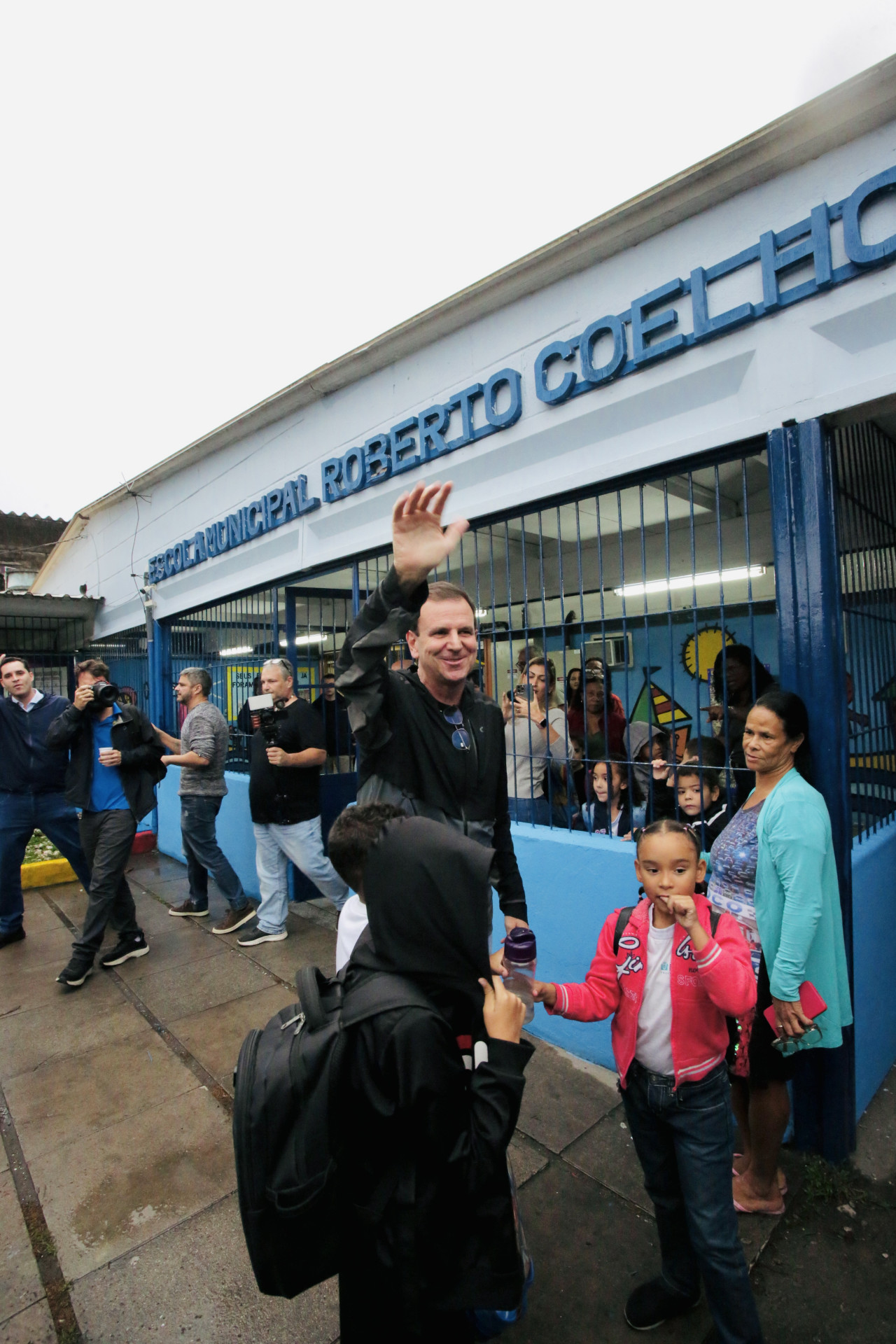 Eduardo Paes visitou Escola Municipal Roberto Coelho, em Santa Cruz, nesta sexta-feira (4) - Divulgação