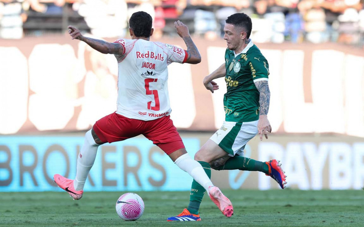 O jogador Anibal Moreno, da SE Palmeiras, disputa bola com o jogador do Red Bull Bragantino, durante partida válida pela vigésima nona rodada, do Campeonato Brasileiro, Série A, no Estádio Nabi Abi Chedid. (Foto: Cesar Greco/Palmeiras/by Canon)