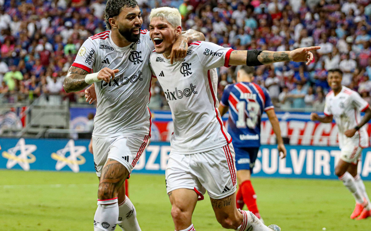 BA - BRASILEIR&Atilde;O/BAHIA X FLAMENGO - ESPORTES - Comemora&ccedil;&atilde;o do gol de Ayton Lucas, do Flamengo, na partida contra o Bahia (BA), pelo Campeonato Brasileiro da S&eacute;rie A de 2024, na noite deste s&aacute;bado (05), na Arena Fonte Nova, em Salvador, na Bahia. - Marcio Roberto/Ag&ecirc;ncia F8/Estad&atilde;o Conte&uacute;do