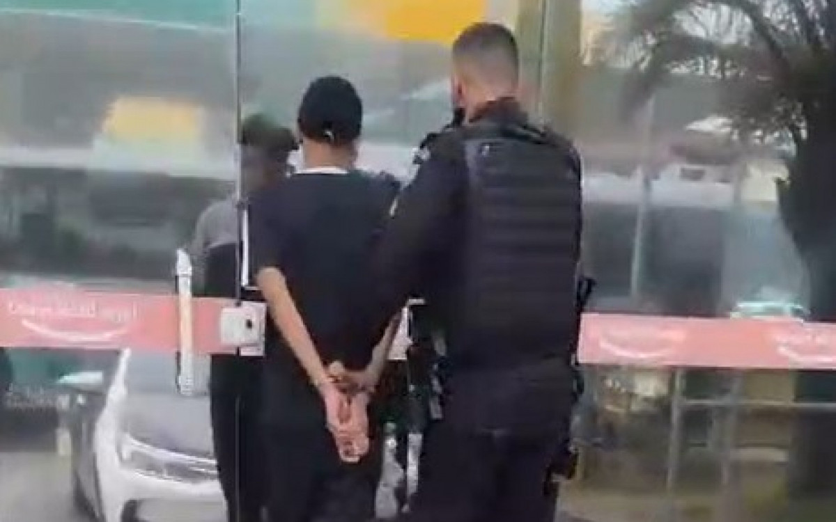 Suspeito de tráfico é preso em Macaé com 6 pedras de crack enterradas na areia. Polícia Militar intensifica ações de combate ao tráfico na cidade