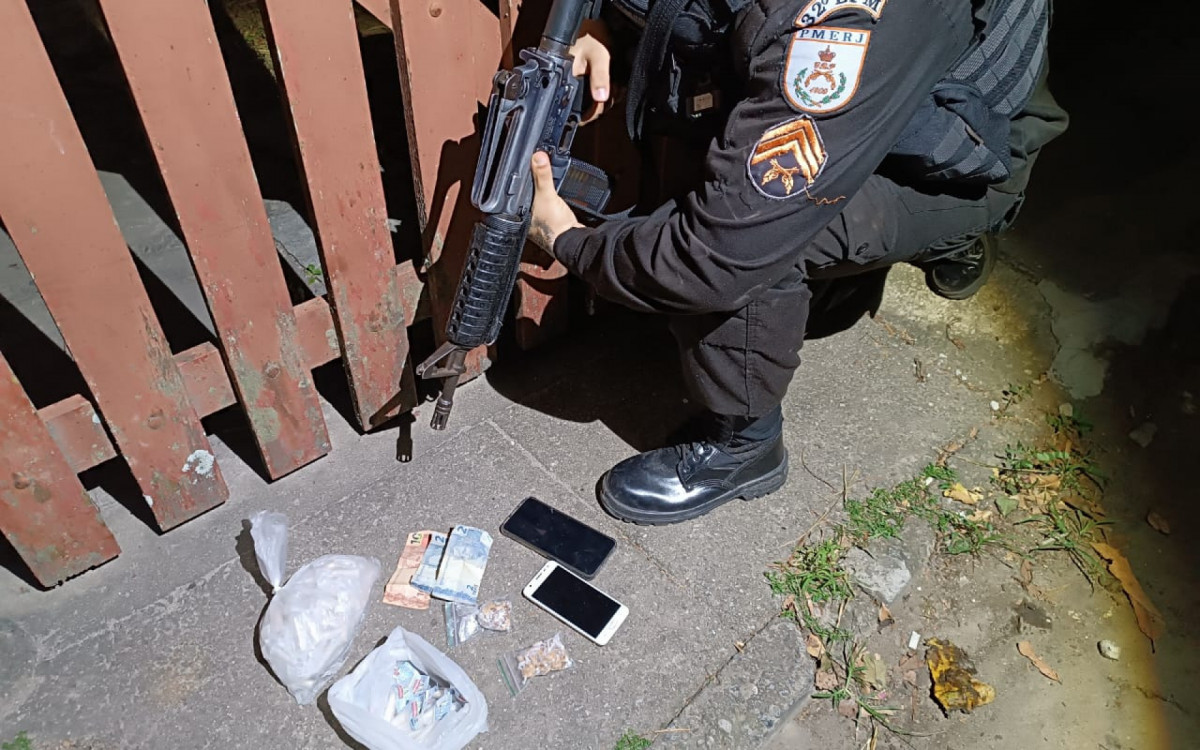 Policiais do Patamo apreendem drogas e prendem suspeitos durante operação em Macaé, seguindo diretrizes do comando para intensificar o combate ao tráfico na região