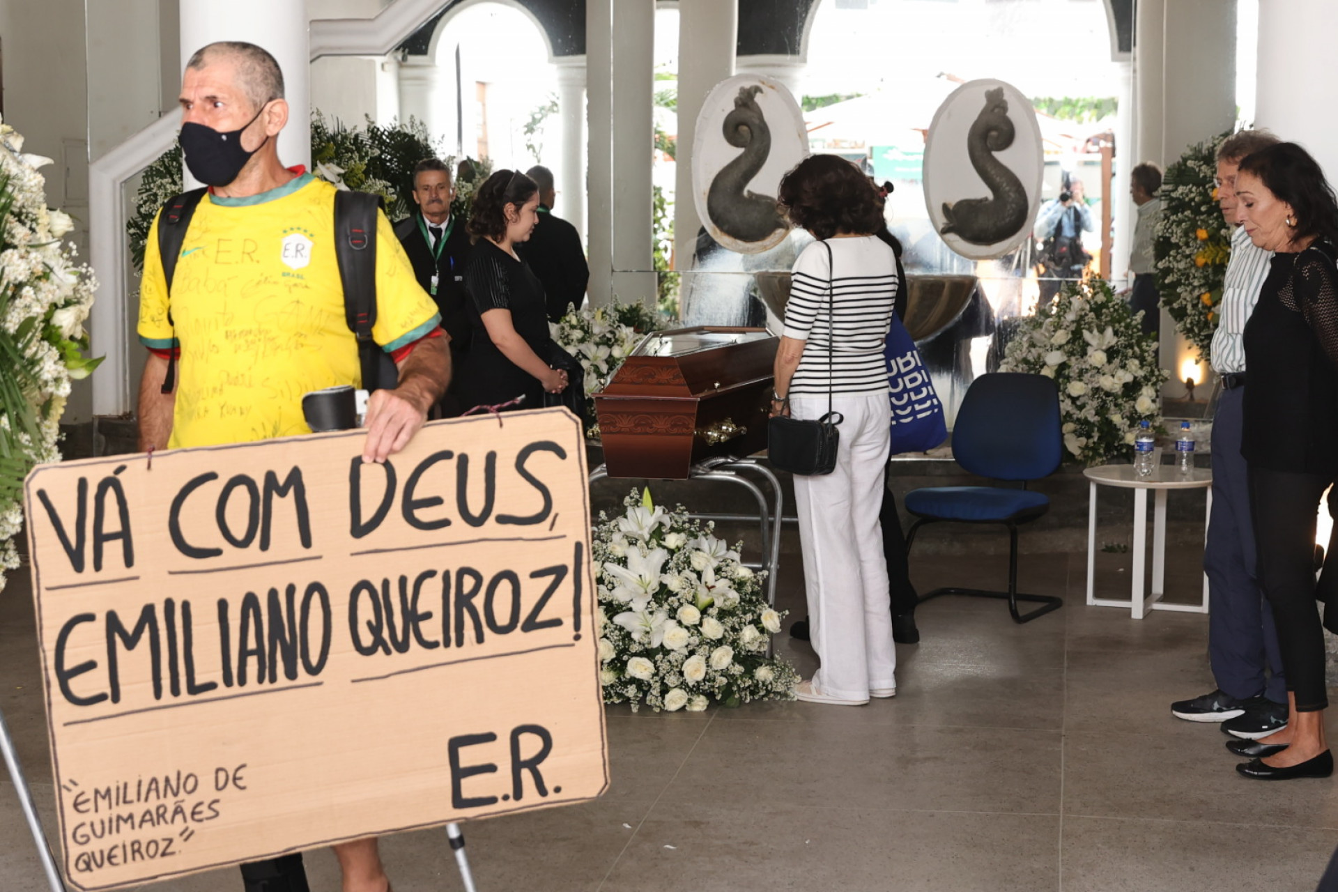 Fãs, amigos e familiares se despedem de Emiliano Queiroz - Anderson Bordê / AgNews