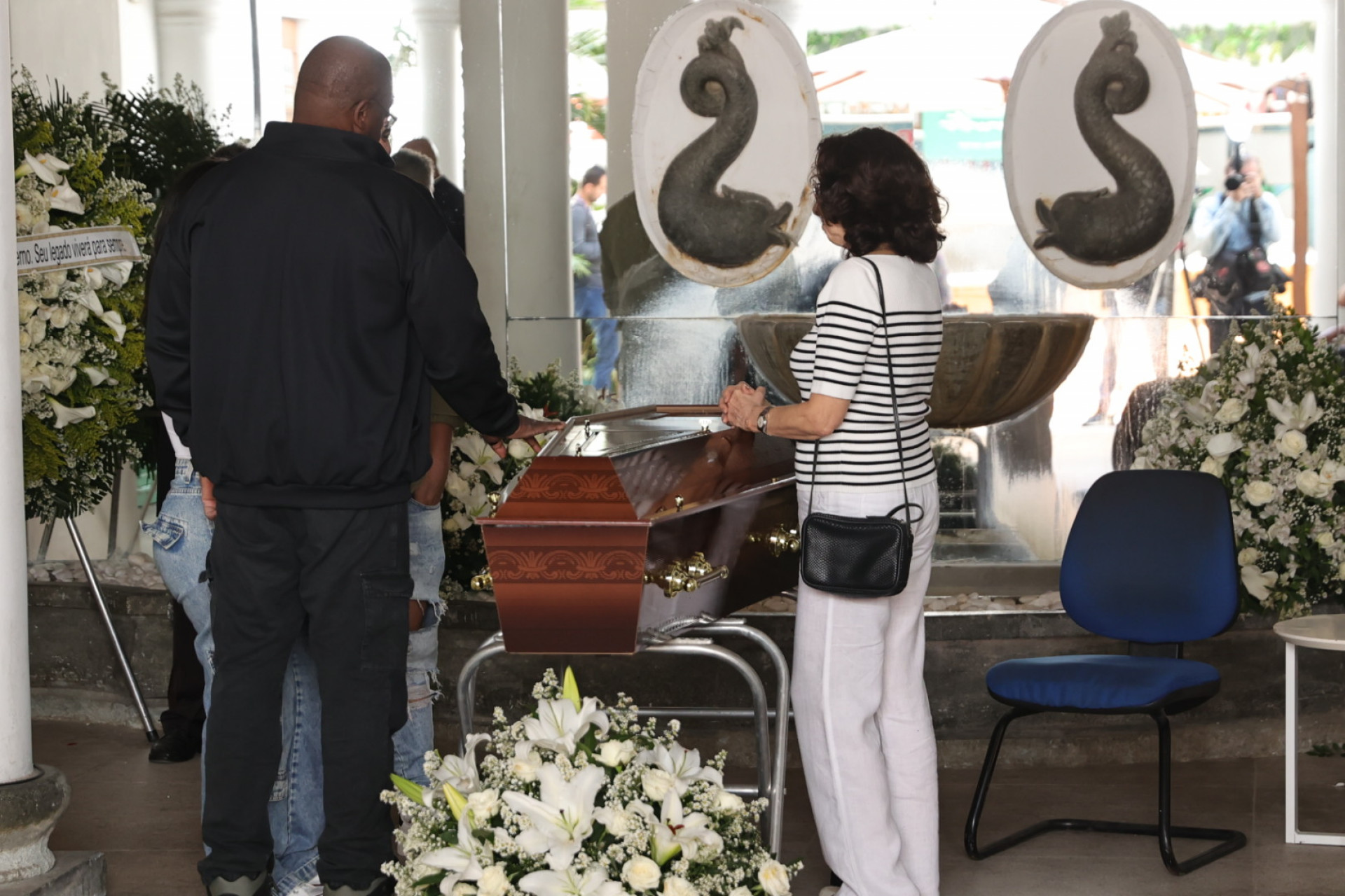 Atriz Malu Valle presta últimas homenagens a Emiliano Queiroz - Anderson Bordê / AgNews