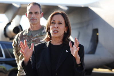 Na Carolina do Norte, Kamala Harris promete apoio federal após desastre de furacão