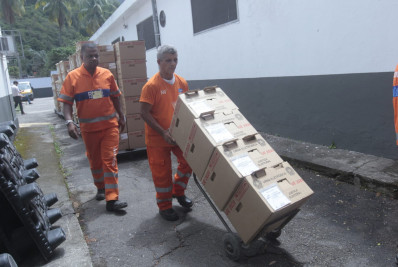 Comlurb participa de distribuição de urnas no Rio de Janeiro desde 1996
