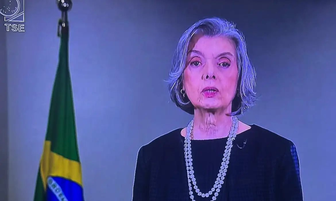'Voto foi conquistado para que a democracia prevalecesse', diz Cármen Lúcia