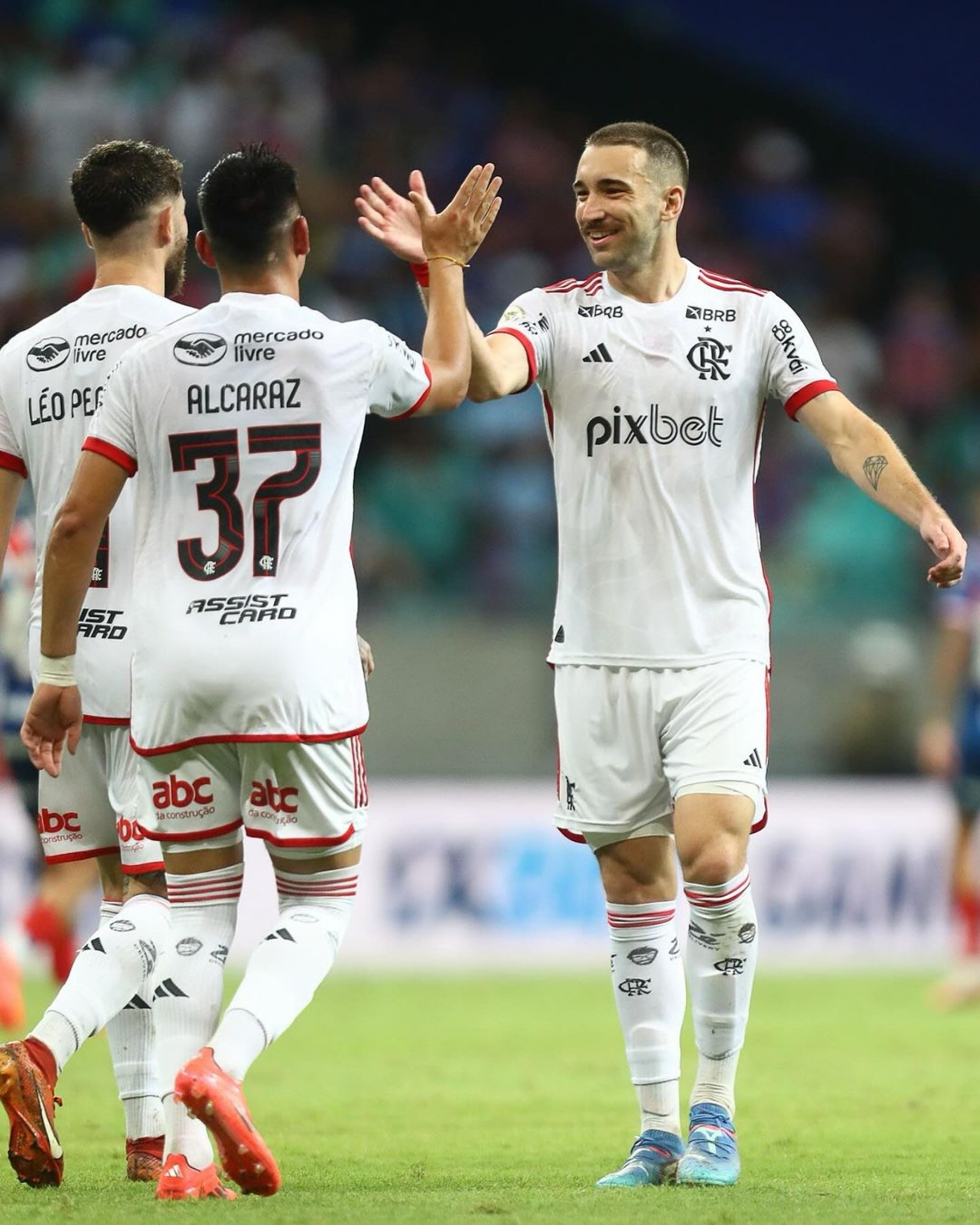 L&eacute;o Ortiz cumprimenta Alcaraz, autor do segundo gol do Flamengo - Gilvan de Souza/Flamengo