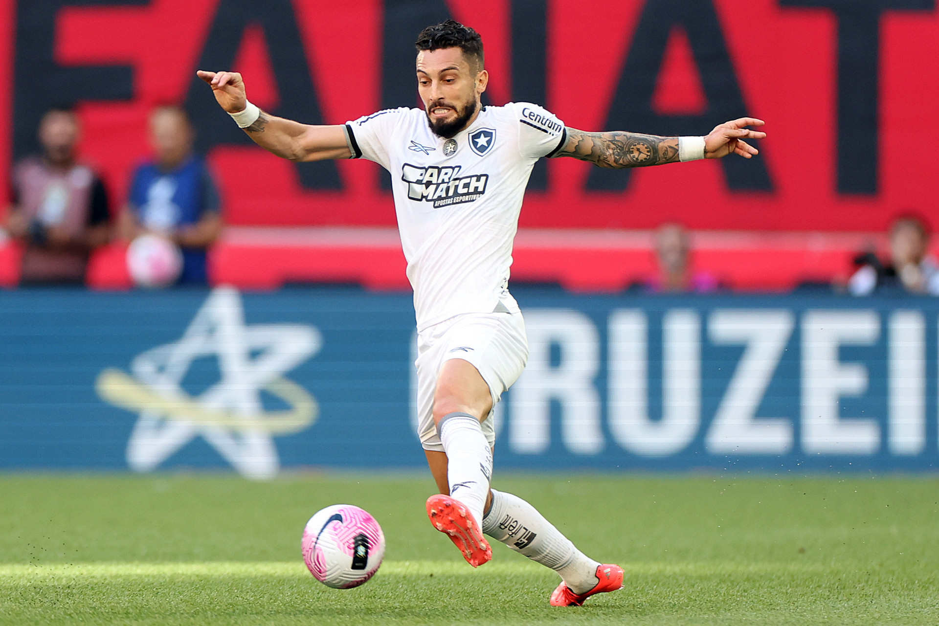 Alex Telles foi titular do Botafogo diante do Athletico-PR - Vítor Silva/Botafogo