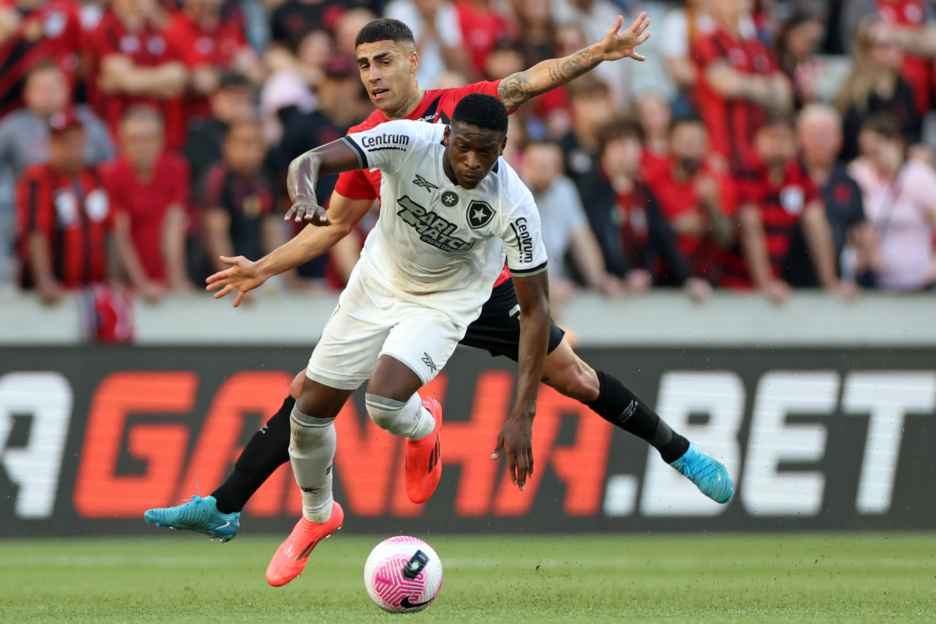 Marcação de Gabriel, do Athletico-PR, em cima de Luiz Henrique, do Botafogo - Vítor Silva/Botafogo