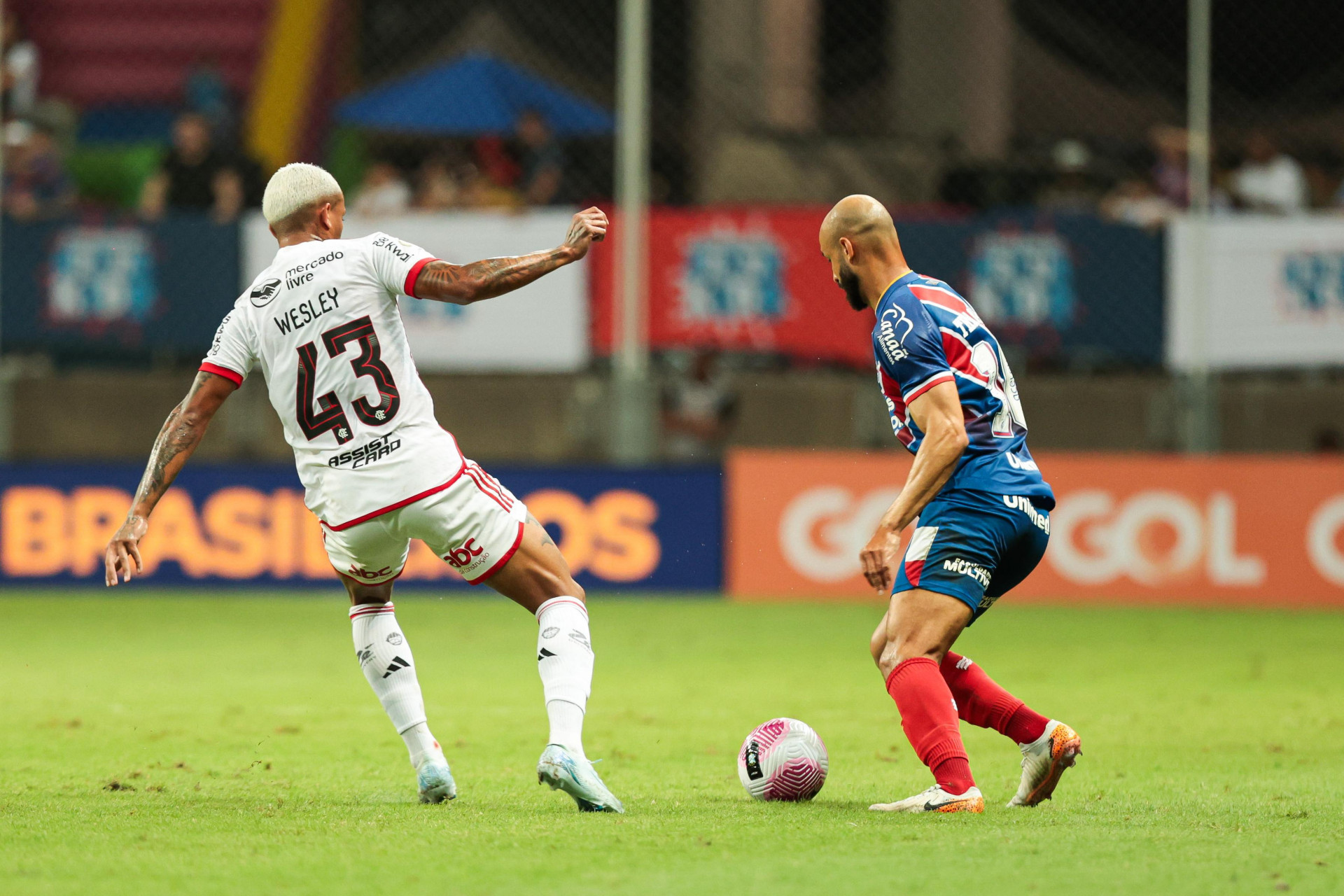 Wesley, do Flamengo, marca Thaciano, do Bahia - Let&iacute;cia Martins/EC Bahia
