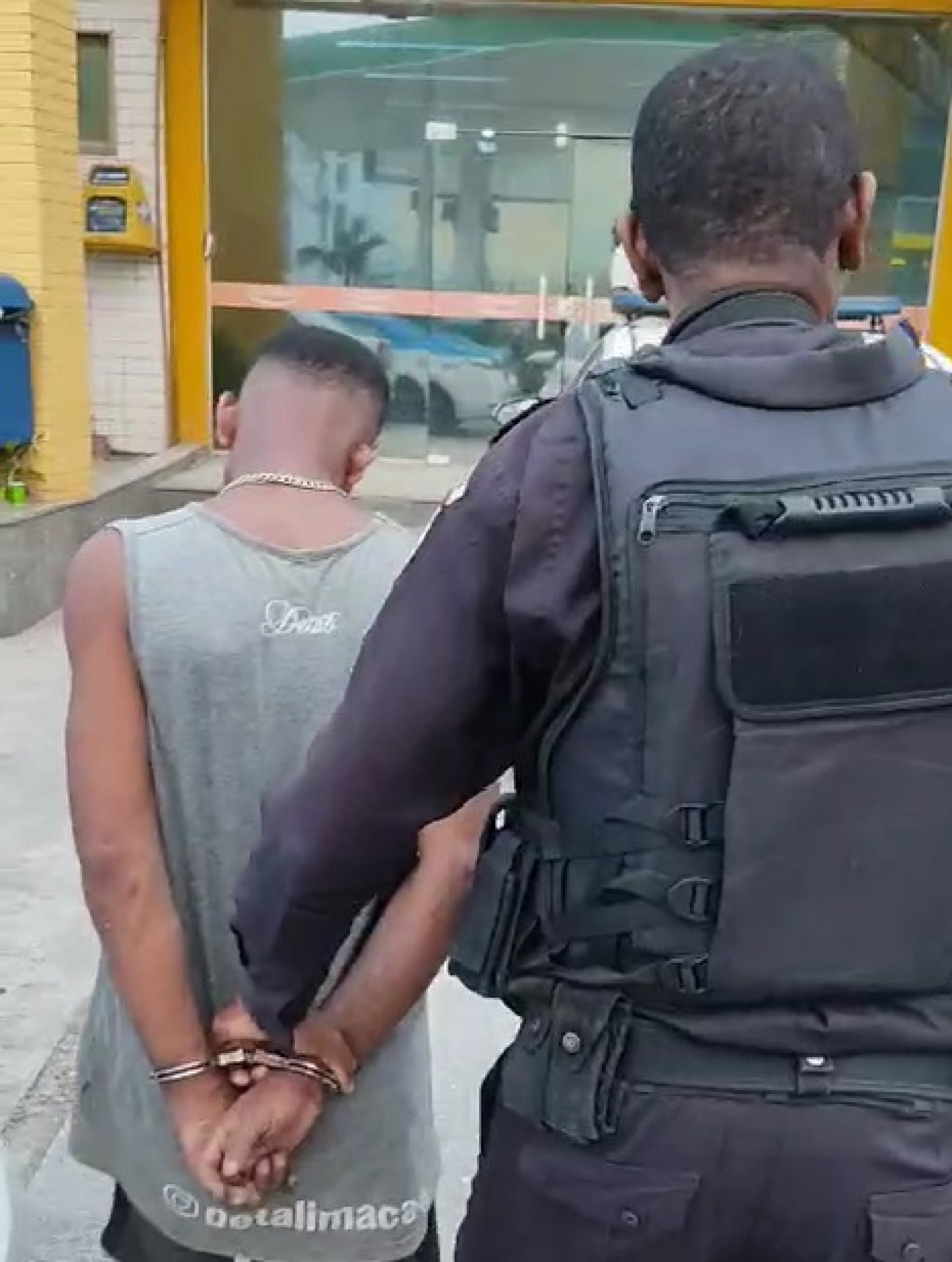 Polícia Militar apreende 25 pinos de cocaína e prende suspeito durante operação no bairro Sol e Mar, em Macaé