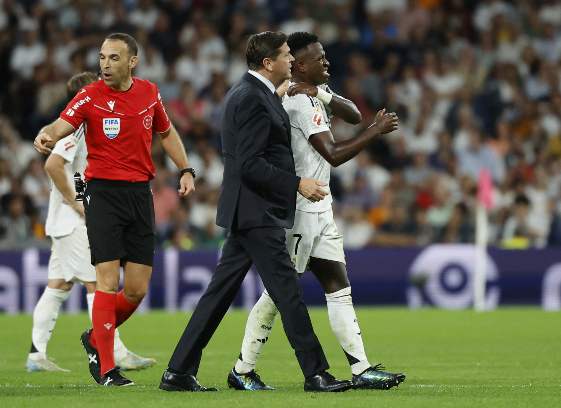 Vini Jr deixa o campo lesionado em jogo do Real Madrid - Oscar del Pozo / AFP