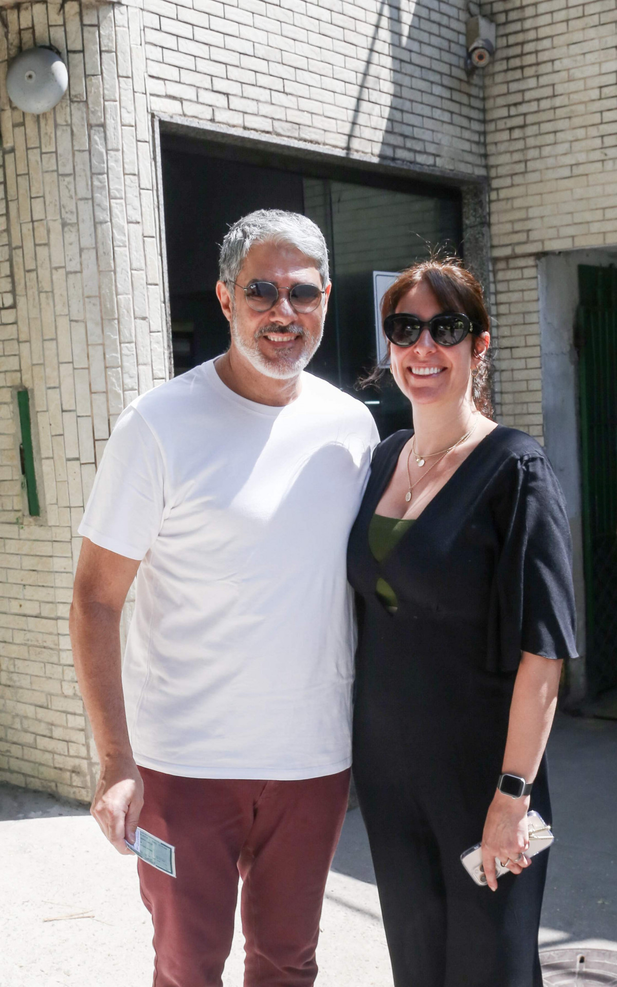 William Bonner e Natasha Dantas chega na votação no Jardim Botânico, no Rio