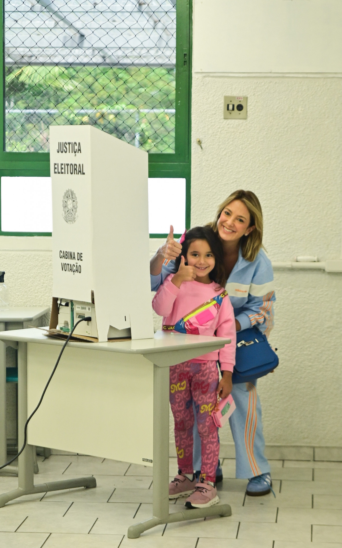 Ticiane Pinheiro vota com a filha Manuela