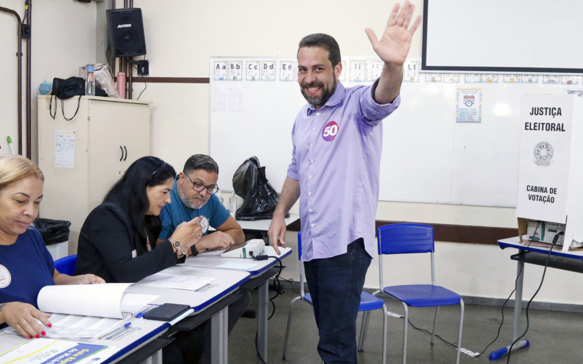 Sao Paulo city mayoral candidate Guilherme Boulos, for the Socialismo e Liberdade party (PSOL), flashes the victory sign next to his vice candidate Marta Suplicy (C) and his wife Natalia Szermeta (2nd R) on arrival at a polling station during the municipal elections first round, in Sao Paulo, Brazil, on October 6, 2024. Brazilians go to the polls Sunday to elect mayors and councillors in more than 5,500 cities after a vitriolic, sometimes violent campaign two years after presidential elections that polarized Latin America's biggest country.
Miguel SCHINCARIOL / AFP