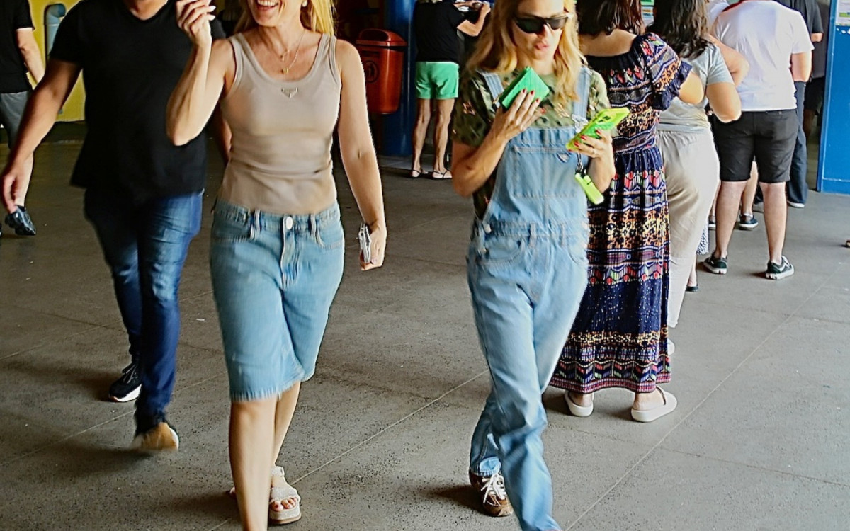 Angelica e Carolina Dieckmann ,chegam pra votar na Barra da Tijuca