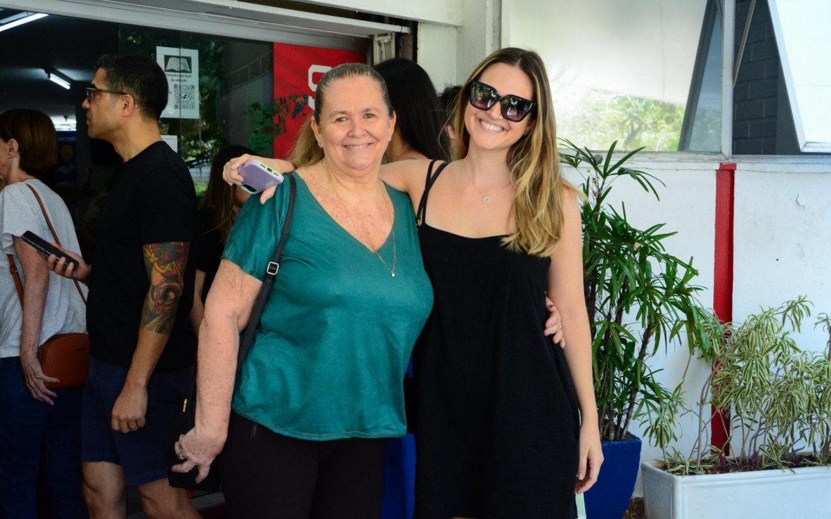 Juliana Paiva chega acompanhada da mãe para votar